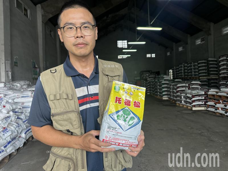 屏東縣九如鄉農會儲備植物醫師呂理揚說明農藥托福松的用途與注意事項。記者劉星君／攝影