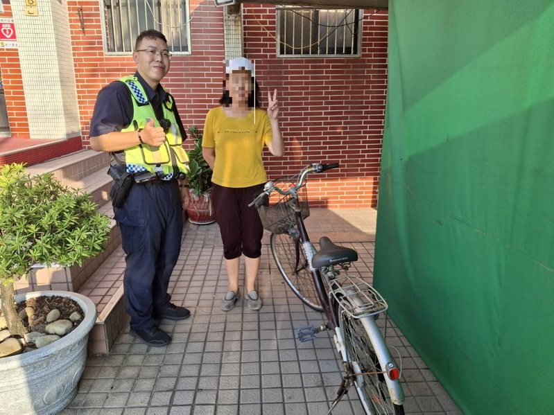 台中一名婦人報案說,她一輛10多年前哥哥送的腳踏車不見,清水警方過濾百支監視器找到腳踏車。圖/警方提供 台中一名婦人報案說,她一輛10多年前哥哥送的腳踏車不見,清水警方過濾百支監視器找到腳踏車。圖/警方提供