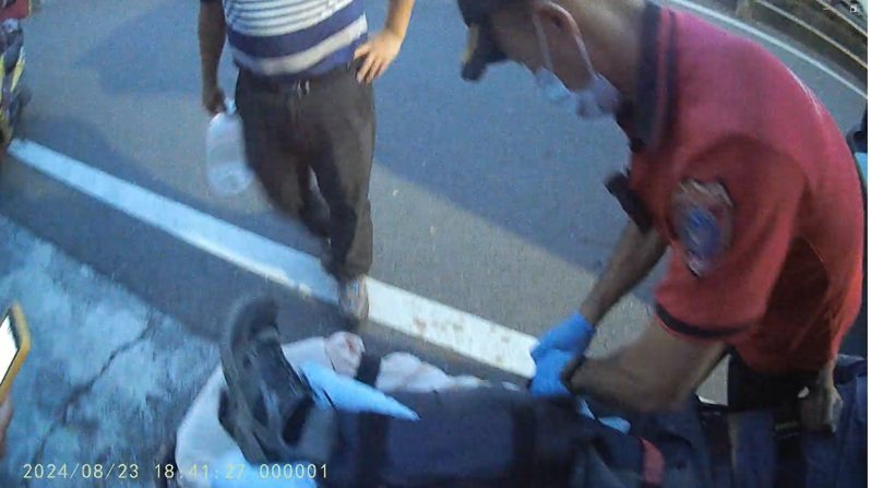 嘉義市消防救護人員協助處理傷勢後送醫院治療。圖／翻攝畫面