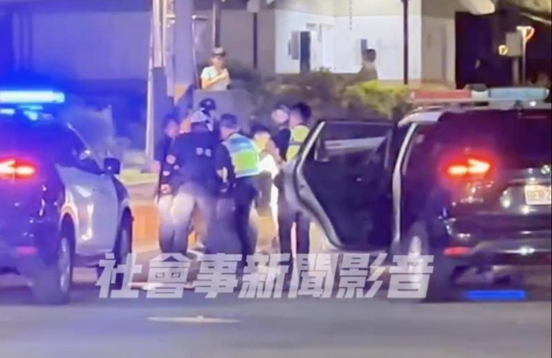 台中市劉姓男子不滿網友嗆聲,昨晚持柴刀前往台中公園找人,警方獲報後抓人。圖/摘自社會事新聞影音 台中市劉姓男子不滿網友嗆聲,昨晚持柴刀前往台中公園找人,警方獲報後抓人。圖/摘自社會事新聞影音