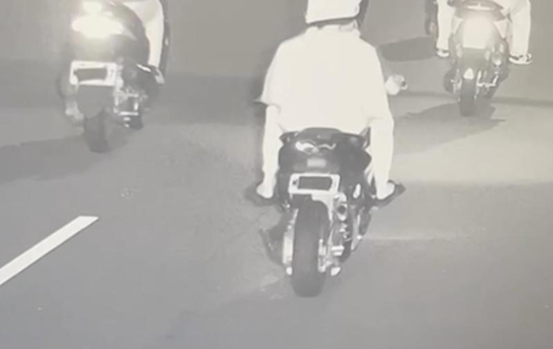 江姓男子在網路號召夜遊,7輛機車用口罩遮住車牌,且排氣管改裝深夜噪音擾人,全被警方通知到案開罰。記者曾健祐/翻攝 江姓男子在網路號召夜遊,7輛機車用口罩遮住車牌,且排氣管改裝深夜噪音擾人,全被警方通知到案開罰。記者曾健祐/翻攝