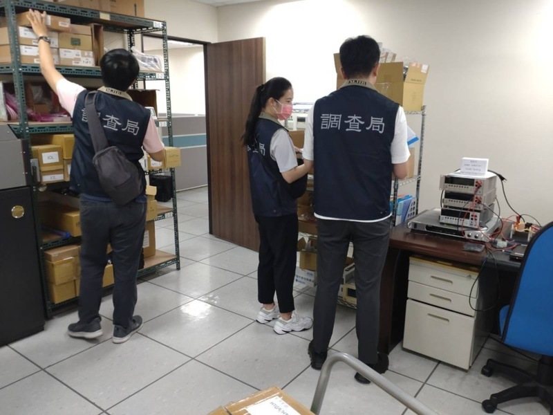 調查人員檢視陸企在台非法挖角我國高科技人才及竊密事證。圖/法務部調查局提供 調查人員檢視陸企在台非法挖角我國高科技人才及竊密事證。圖/法務部調查局提供