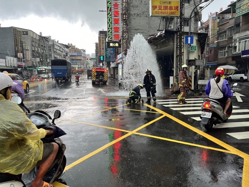 消防栓遭撞壞洩漏導致板橋重慶路道路上積水。記者黃子騰／翻攝