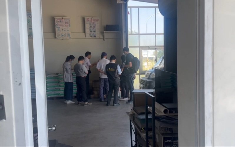 台東縣衛生局人員陪同食藥署及毒物專家，今天到賓茂村再次進行查訪採樣，隨後轉往太麻里農藥行了解托福松買賣及使用情形。圖／民眾提供