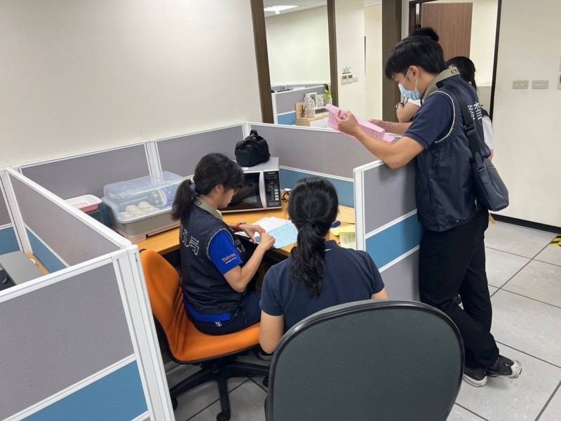 調查人員檢視扣押涉案物證。圖/法務部調查局提供 調查人員檢視扣押涉案物證。圖/法務部調查局提供