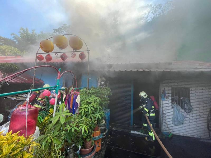 新北市瑞芳區瑞芳街今天上午發生民宅火警，消防人員滅火後，確認沒人傷亡，起火原因由火災調查科人員採證調查。記者邱瑞杰／翻攝