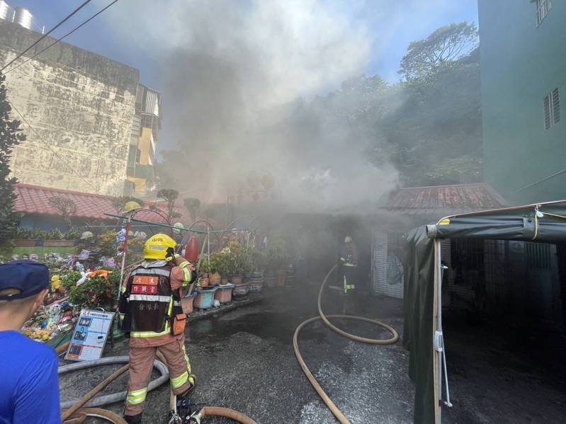 新北市瑞芳區瑞芳街今天上午發生民宅火警，消防人員滅火後，確認沒人傷亡，起火原因由火災調查科人員採證調查。記者邱瑞杰／翻攝