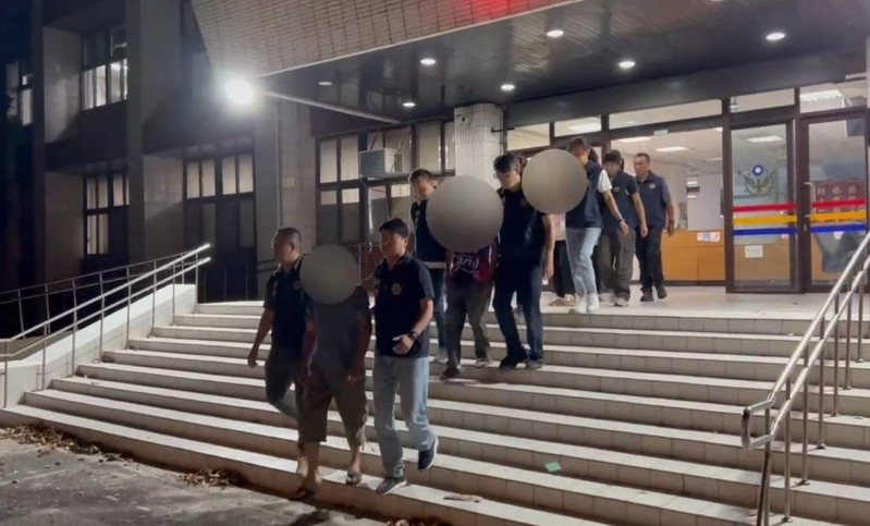 全案17日落網的5名泰籍逾期居留男女，其中2男因涉遺棄屍體罪嫌，檢方今天下午向法院聲請羈押禁見獲准。圖／警方提供