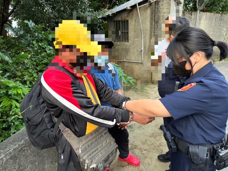 今天落網的另2名泰籍男子，也是共同埋屍的逃逸共犯，且譯名「阿波」男子（左前）被指控曾與死者有恩怨，當晚涉嫌動手毆打被害人致傷重而亡，目前仍在警訊中。圖／警方提供