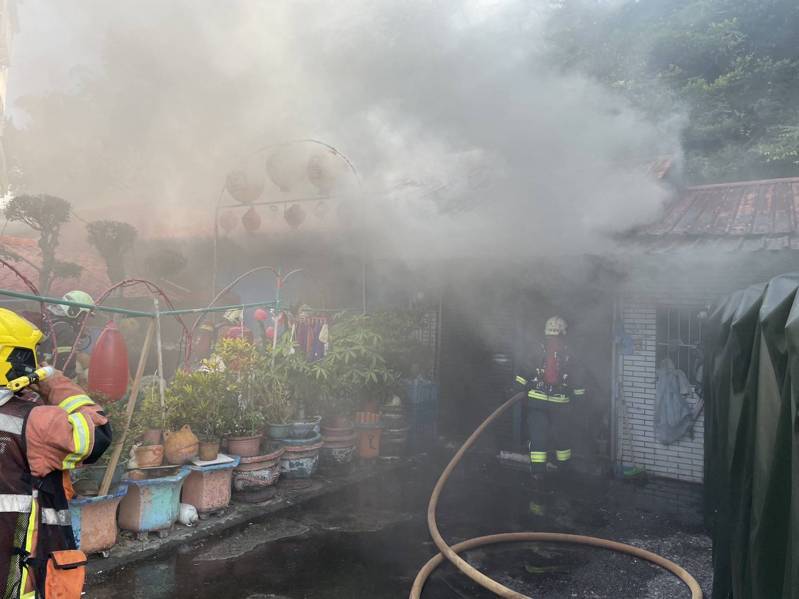 新北市瑞芳區瑞芳街今天上午發生民宅火警，消防人員滅火後，確認沒人傷亡，起火原因由火災調查科人員採證調查。記者邱瑞杰／翻攝