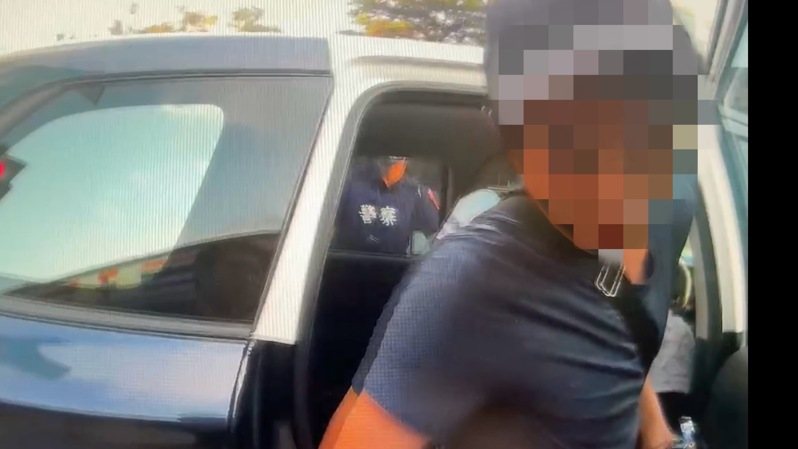 林姓男詐騙車手(右)涉嫌持有11張金融提款卡及現金1萬多元遭法辨。記者黃宣翰/翻攝 林姓男詐騙車手(右)涉嫌持有11張金融提款卡及現金1萬多元遭法辨。記者黃宣翰/翻攝