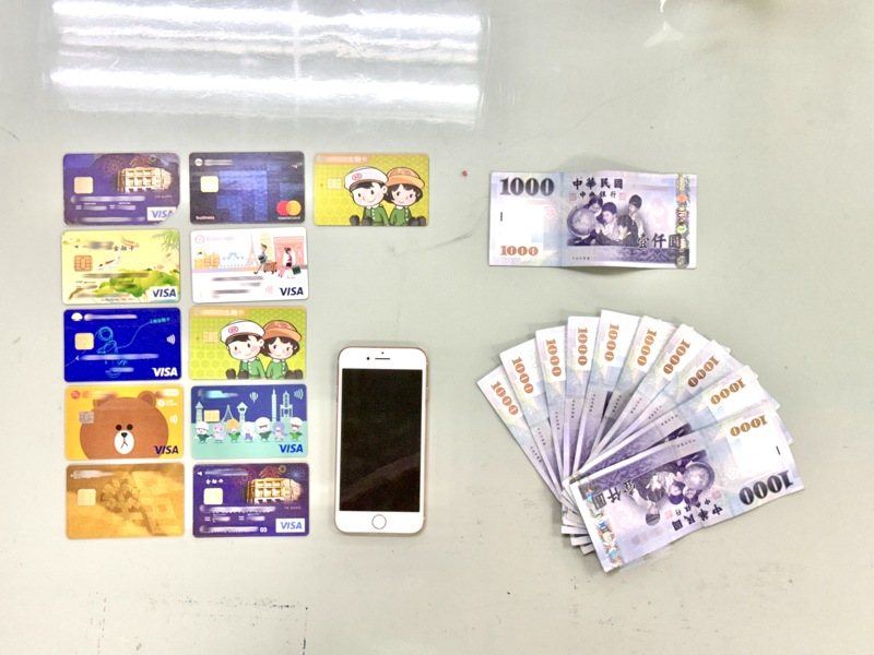 林姓男詐騙車手涉嫌持有11張金融提款卡及現金1萬多元遭法辨。記者黃宣翰/翻攝 林姓男詐騙車手涉嫌持有11張金融提款卡及現金1萬多元遭法辨。記者黃宣翰/翻攝