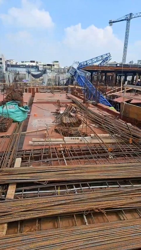 高雄三井商場工程今天上午9時許傳出工安意外，工地施工的藍色吊塔突倒塌掉落橫躺在鷹架、模板和一片鋼筋之中，意外造成工人1死1重傷。圖／取自記者爆料網