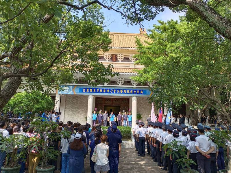 今天是九三軍人節，苗栗縣政府上午舉辦113年秋祭陣亡官兵及因公殉職烈士，暨新竹市消防局已故分隊長李詠真牌位入祀聯合祭典，場面莊嚴哀戚。記者吳傑沐／攝影