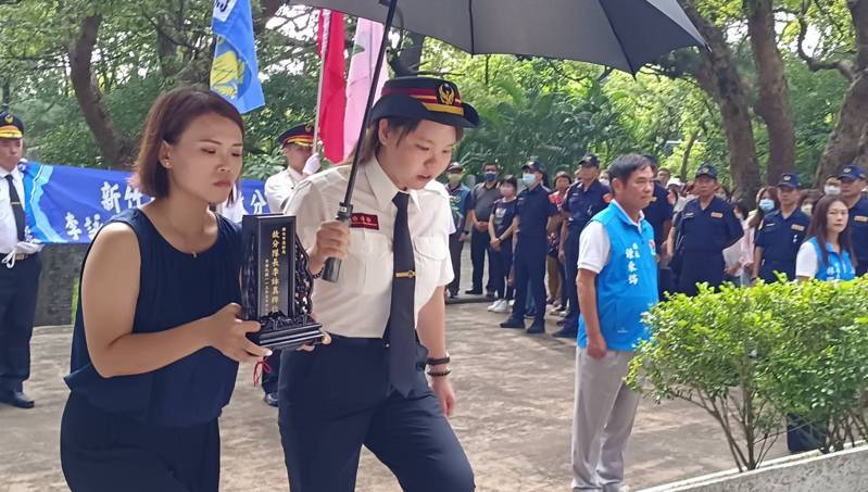 現場入祀祭典，由李妻手捧牌位進入忠烈祠安奉丈夫英靈，完成儀式。記者吳傑沐／攝影
