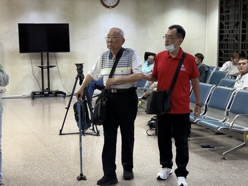 台硝董事許正義(左)涉內線80萬交保。記者張宏業/攝影 台硝董事許正義(左)涉內線80萬交保。記者張宏業/攝影