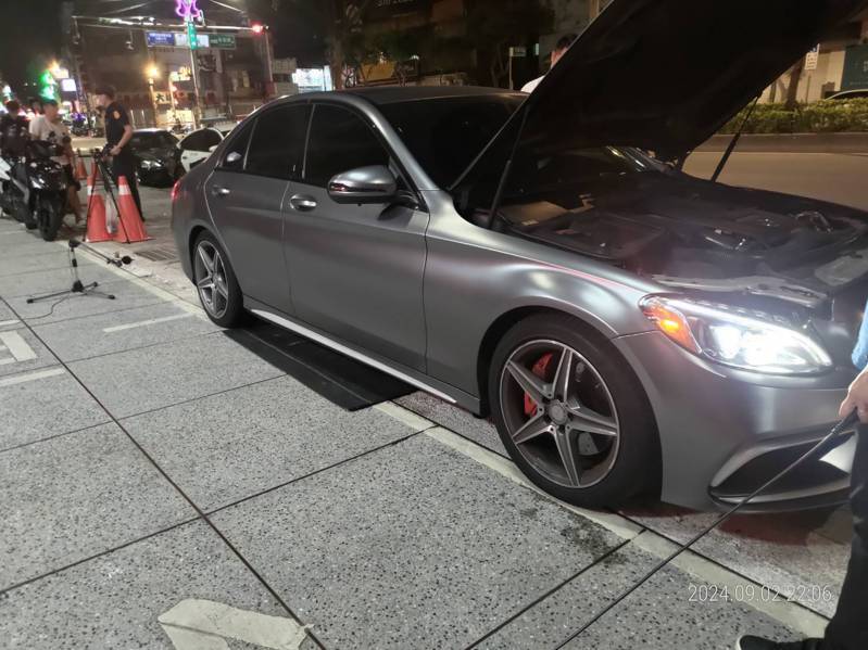 價值200多萬元的賓士汽車噪音超標8分貝,裁罰3000元罰鍰。記者周嘉茹/翻攝 價值200多萬元的賓士汽車噪音超標8分貝,裁罰3000元罰鍰。記者周嘉茹/翻攝