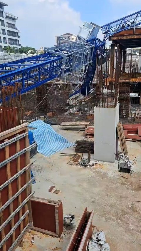 高雄三井商場工程今天上午9時許傳出工安意外，工地施工的藍色吊塔突倒塌掉落橫躺在鷹架、模板和一片鋼筋之中，意外造成工人1死1重傷。圖／取自記者爆料網