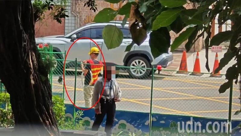 台中市第二警分局立人所警員喬裝工人埋伏，上月底查獲鄔姓車手。記者陳宏睿／翻攝