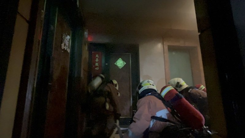 新竹市中正路某住商大樓傳出火警意外，消防人員到場發現，起火點在9樓，立即破門入室滅火。圖／新竹市消防局提供