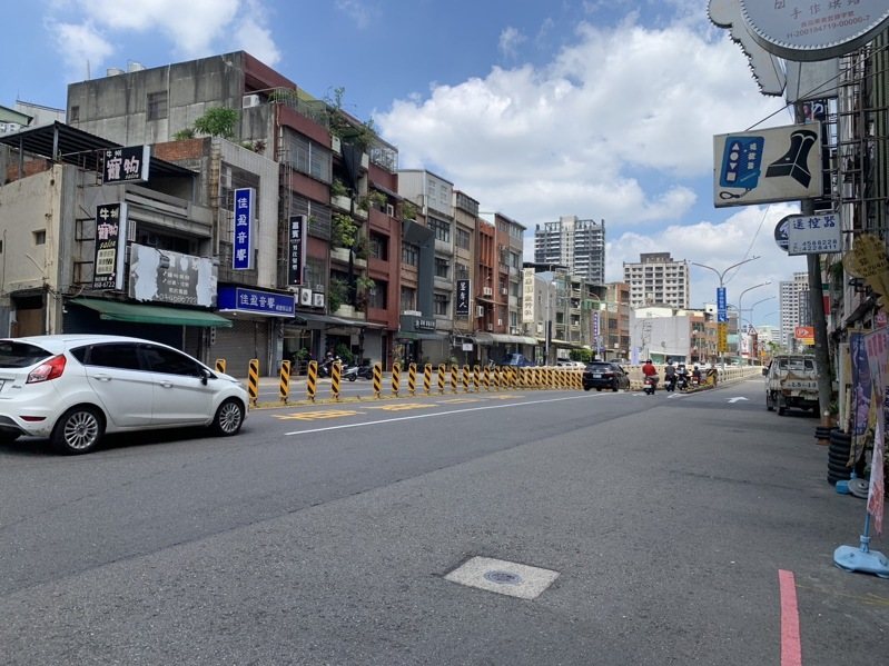 桃園市中壢區康樂路上的龍岡地下道，為民眾往返市區的重要道路，不過當地里長發現地下道跟外面光線相差甚遠，導致民眾眼睛無法適應，4個月內發生約20起自摔事件，希望相關單位改善。記者翁唯真／攝影