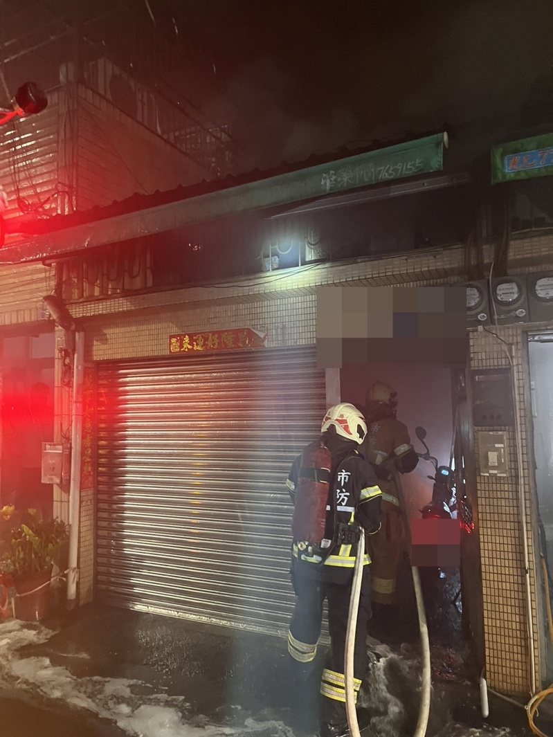 高雄市鳳山區新安街今天凌晨火警，吳姓住戶1家5口送醫，大兒子不治。圖／讀者提供