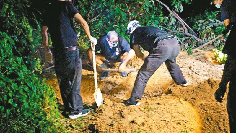 來台打黑工的泰籍男子「阿俄」遭人打死，埋屍苗栗山區；警方中秋夜上山挖出遺體。圖／警方提供