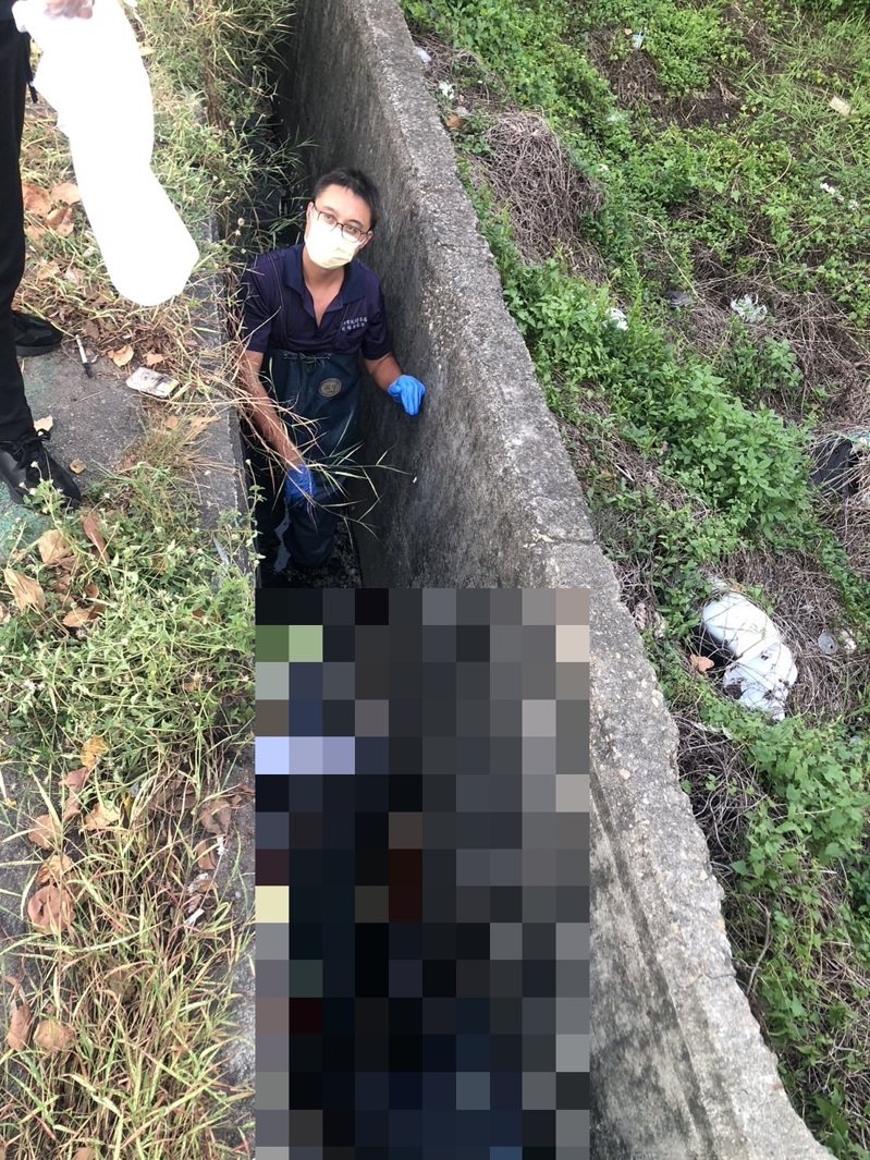 台中一名失踨男子不慎掉落1米9深水圳身亡多日，警察穿青蛙裝下水搬運協助尋家屬。記者游振昇／翻攝