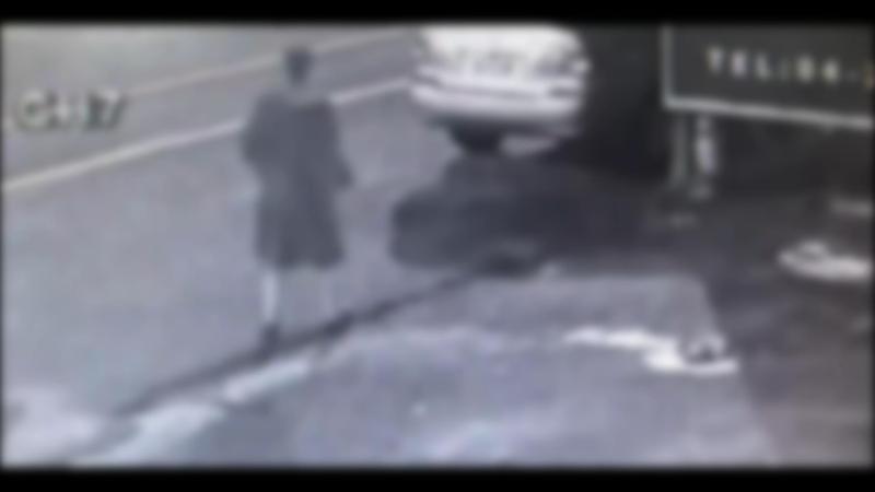 台中一名失踨男子不慎掉落1米9深水圳身亡多日，警察穿青蛙裝下水搬運協助尋家屬。記者游振昇／翻攝