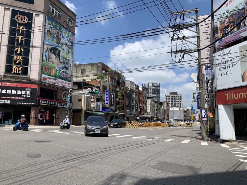 桃園市中壢區康樂路上的龍岡地下道，為民眾往返市區的重要道路，不過當地里長發現地下道跟外面光線相差甚遠，導致民眾眼睛無法適應，4個月內發生約20起自摔事件，希望相關單位改善。記者翁唯真／攝影
