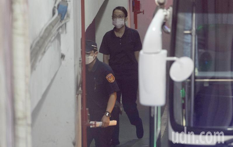 台北地方法院持續審理立委徐巧芯大姑夫妻虛擬幣詐騙洗錢案，今天提訊在押的徐巧芯大姑劉向婕（圖）到北院開庭。記者許正宏／攝影