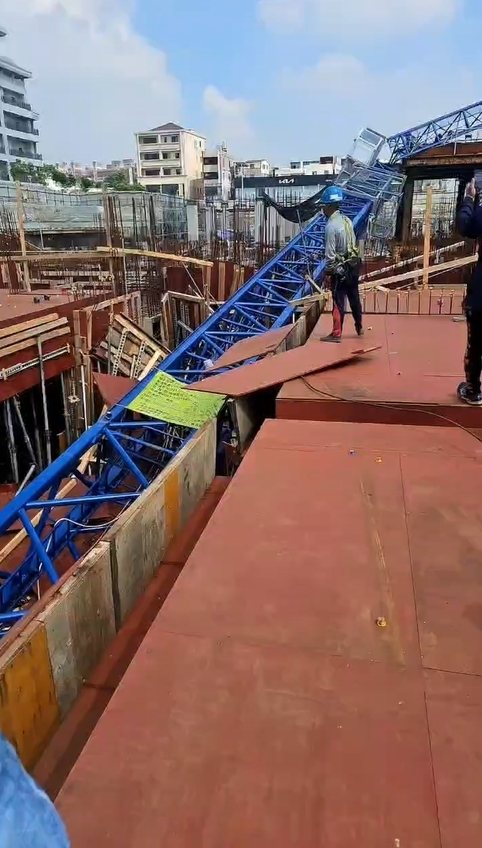 高雄三井商場工程今天上午9時許傳出工安意外，工地施工的藍色吊塔突倒塌掉落橫躺在鷹架、模板和一片鋼筋之中，意外造成工人1死1重傷。圖／取自記者爆料網