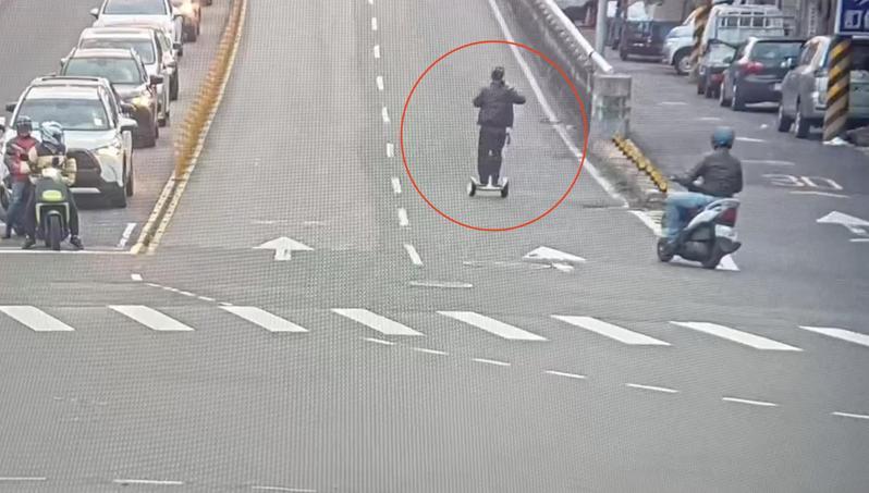 張男涉砸車後,持球棒違規騎乘電動平衡車離去,上文昌橋後自摔。記者蕭雅娟/翻攝 張男涉砸車後,持球棒違規騎乘電動平衡車離去,上文昌橋後自摔。記者蕭雅娟/翻攝