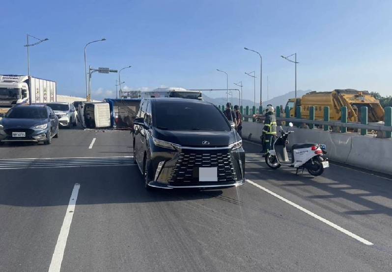 台北市洲美快速道路今晨發生一起翻車事故，一輛公車碰撞前方貨車及轎車，導致貨車翻覆，現場造成2名駕駛受輕傷，所幸無大礙未送醫。記者李隆揆／翻攝
