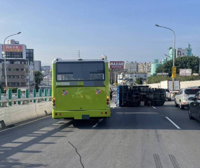 台北市洲美快速道路今晨發生一起翻車事故，一輛公車碰撞前方貨車及轎車，導致貨車翻覆，現場造成2名駕駛受輕傷，所幸無大礙未送醫。記者李隆揆／翻攝