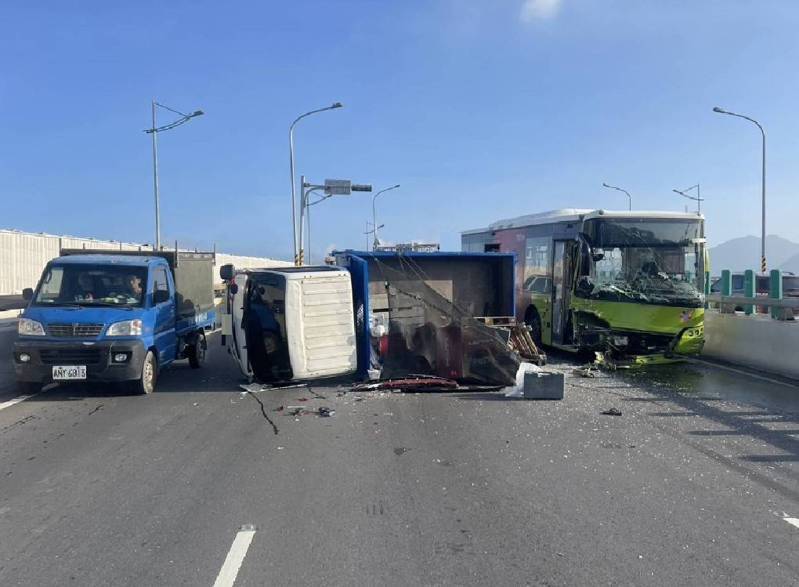 台北市洲美快速道路今晨發生一起翻車事故，一輛公車碰撞前方貨車及轎車，導致貨車翻覆，現場造成2名駕駛受輕傷，所幸無大礙未送醫。記者李隆揆／翻攝
