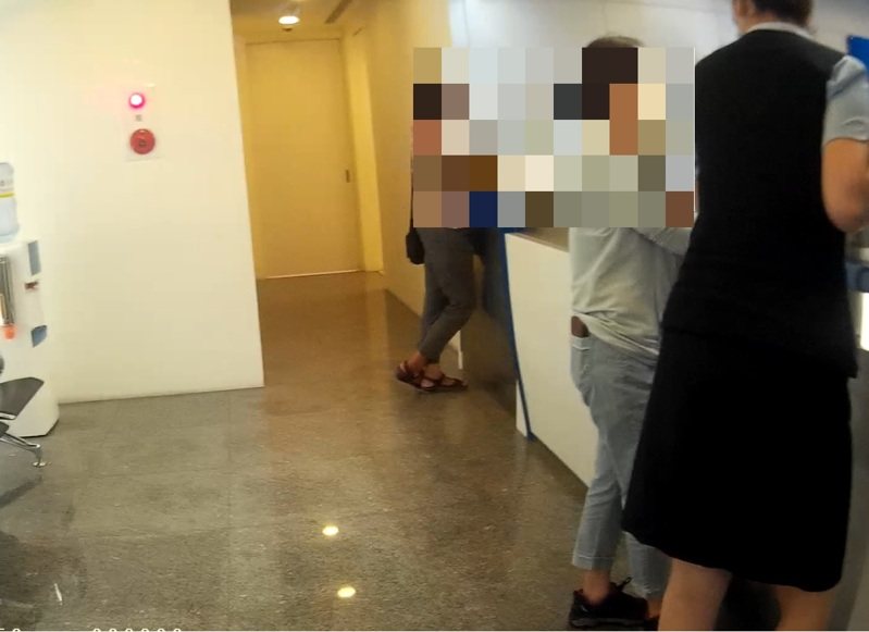 台中一名女子到銀行要匯房屋貸款275萬元，要匯進的是警示帳戶，清水警與行員勸阻一小時。記者游振昇／翻攝