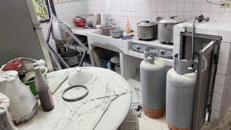 彰化市福馬街一棟3層樓透天厝早餐店今天上午7時許，氣爆，1樓廚房疑似瓦斯氣爆，屋內滿目瘡痍，造成母子受傷送醫。圖／消防局提供