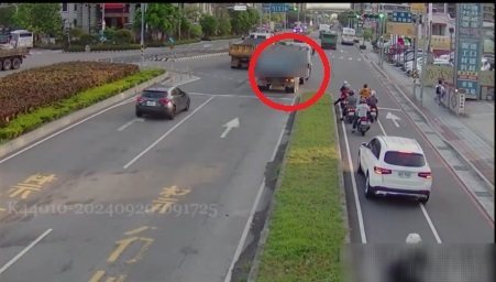 砂石車車斗廢土沿著新北市五股區新五路二段131號對面橋下道路,往外滲漏50公尺路面,警正循線通知司機到案說明。記者曾伯愷/翻攝 砂石車車斗廢土沿著新北市五股區新五路二段131號對面橋下道路,往外滲漏50公尺路面,警正循線通知司機到案說明。記者曾伯愷/翻攝