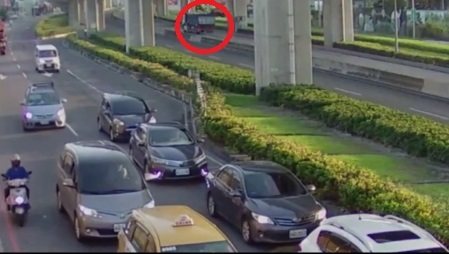 砂石車車斗廢土沿著新北市五股區新五路二段131號對面橋下道路,往外滲漏50公尺路面,警正循線通知司機到案說明。記者曾伯愷/翻攝 砂石車車斗廢土沿著新北市五股區新五路二段131號對面橋下道路,往外滲漏50公尺路面,警正循線通知司機到案說明。記者曾伯愷/翻攝