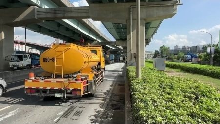 砂石車車斗廢土沿著新北市五股區新五路二段131號對面橋下道路,往外滲漏50公尺路面,警正循線通知司機到案說明。記者曾伯愷/翻攝 砂石車車斗廢土沿著新北市五股區新五路二段131號對面橋下道路,往外滲漏50公尺路面,警正循線通知司機到案說明。記者曾伯愷/翻攝