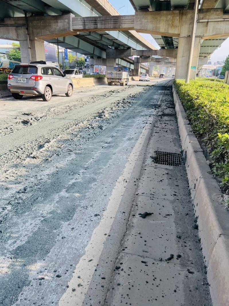 砂石車車斗廢土沿著新北市五股區新五路二段131號對面橋下道路,往外滲漏50公尺路面,警正循線通知司機到案說明。記者曾伯愷/翻攝 砂石車車斗廢土沿著新北市五股區新五路二段131號對面橋下道路,往外滲漏50公尺路面,警正循線通知司機到案說明。記者曾伯愷/翻攝