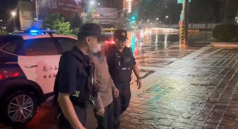 高市和興街今凌晨1時7分許傳火警，騎樓轎車和機車莫名起火，消防員搶救後滅火；警方事後逮獲涉縱火的利姓男子。記者石秀華／翻攝