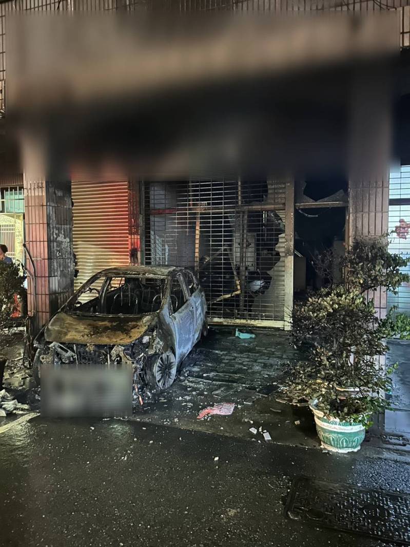 高市和興街今凌晨1時7分許傳火警，騎樓轎車和機車莫名起火，消防員搶救後滅火；轎車被燒毀，騎樓下一片漆黑。記者石秀華／翻攝