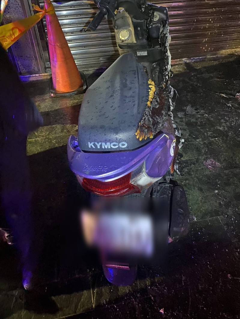 高市和興街今凌晨1時7分許傳火警，騎樓轎車和機車莫名起火，消防員搶救後滅火；機車被燒毀。記者石秀華／翻攝