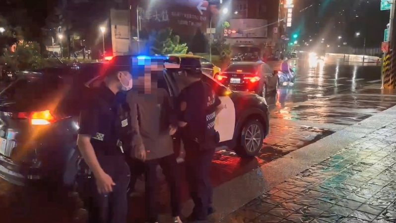 高市和興街今凌晨1時7分許傳火警，騎樓轎車和機車莫名起火，消防員搶救後滅火；警方事後逮獲涉縱火的利姓男子。記者石秀華／翻攝