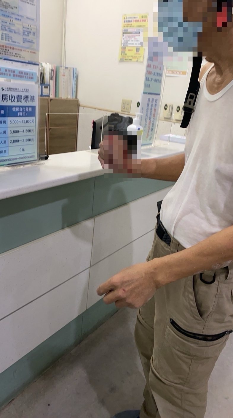 陳男裝潢時不慎切斷自己右拇指，將斷指放口袋就騎車直奔醫院，警方見狀幫開道帶他去急診順利接回。記者曾健祐／翻攝