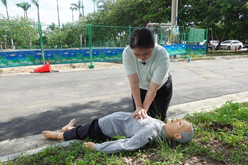 台中一名工人工作中突然胸悶倒地，當場失去呼吸心跳，護理師陳秋珍在附近聽到呼救聲趕到，立即實施心肺復甦術，並使用自動體外心臟電擊去顫器（AED）電擊，圖為模擬。圖／台中慈濟醫院提供