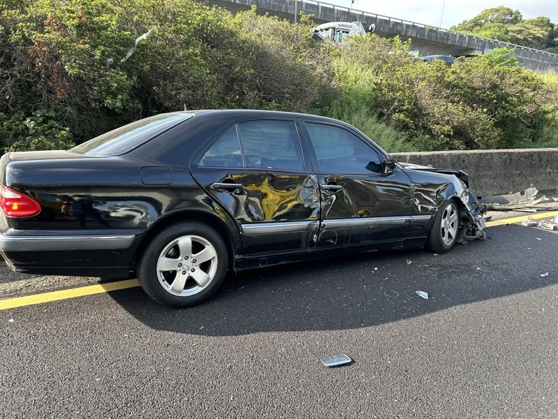 64歲易男當時駕駛黑色賓士車行駛內側車道，右側車身突遭黃女撞上。記者陳恩惠／翻攝
