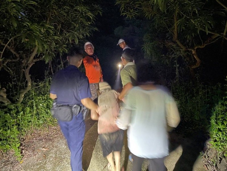 台南罹病老婦人離家失蹤倒臥山區樹林，警民合力及時發現。圖／讀者提供